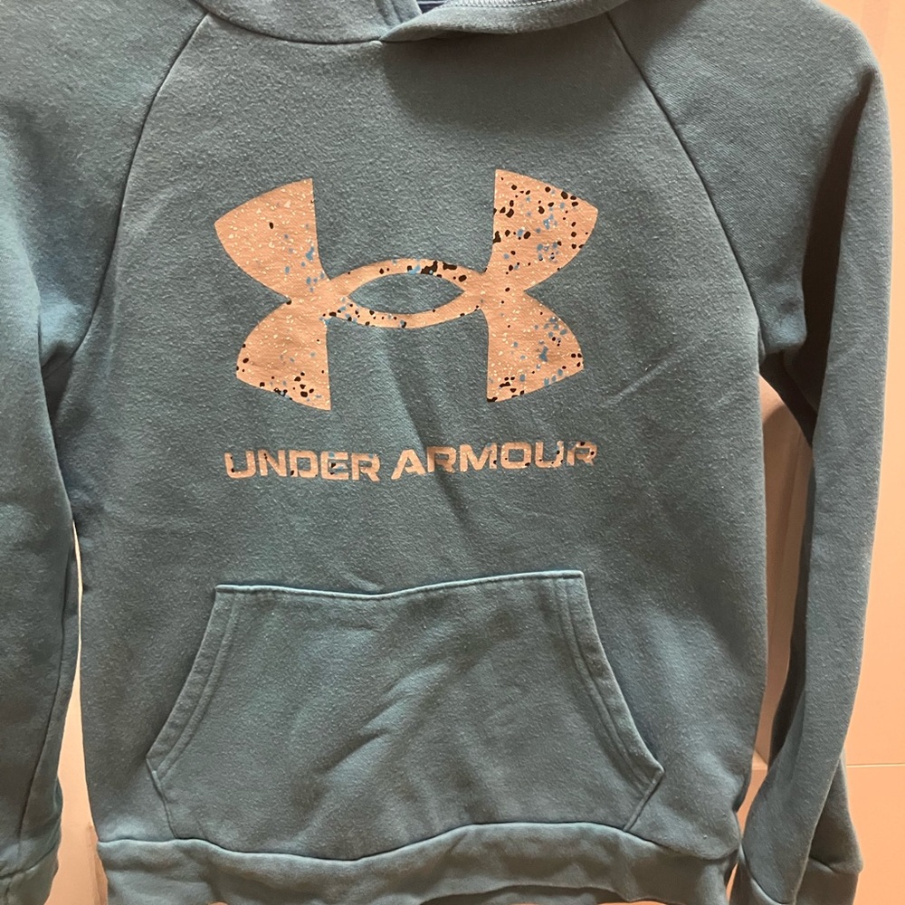 Youth M Under Armour hoodie